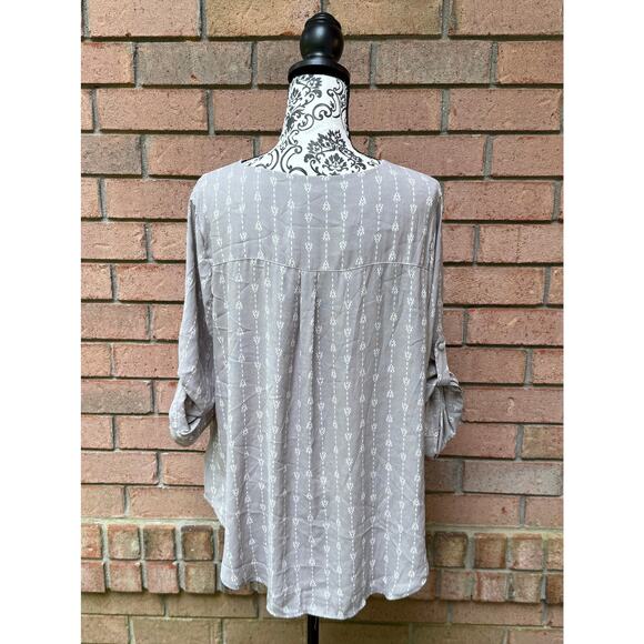 NWT Torrid Light Gray Blouse wi/ Arrow Pattern Size 1X 14-16 - Picture 3 of 7